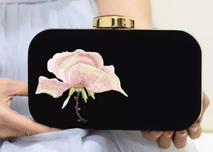 Best Unique Design Women ' S Evening Bags And Clutches , Floral Embroidered Purse With Golden Frame wholesale