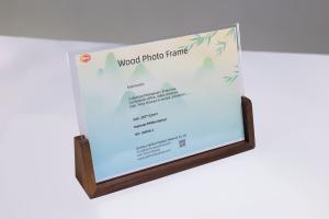 Best Modern 4*6 Inch Acrylic Sign Holder Clear Picture Photo Frames With Wood Base For Home Office wholesale