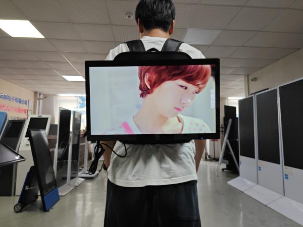 Cheap 21.5 Inch 1st gen Android Advertising Backpack Screen Portable LCD Display Human Walking Digital Sigange With Battery for sale