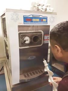 China 3 flavors  200cones28L/H Oceanpower cheap ice cream machine Danfoss compressor on sale
