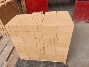 China 1400C 45% Al2O3 Fire Clay Bricks Fireplace Refractory Brick Heat Proof on sale