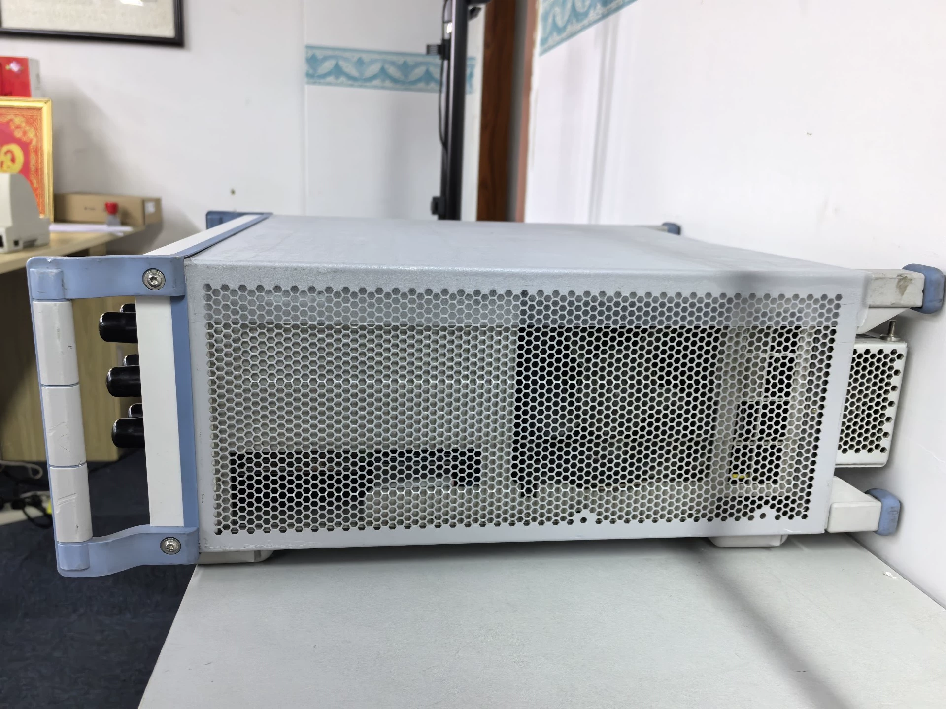 Rohde & Schwarz RF Communications Test Set CMW500 K50 3.3 GHz 8 Port Wireless Device Production Tester