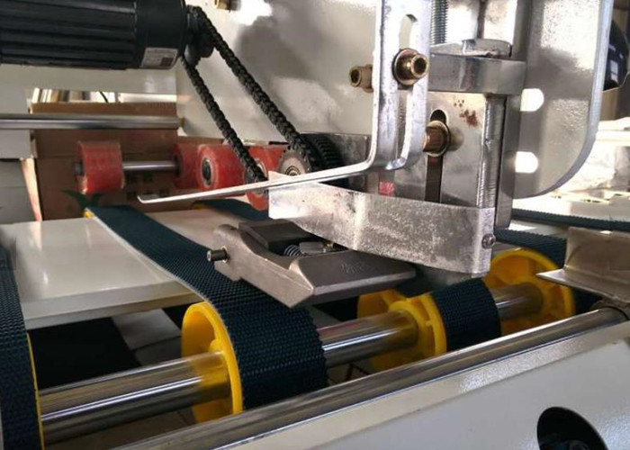 High Effieciency Carton Folding Gluing Machine Compact Structure Low Noise