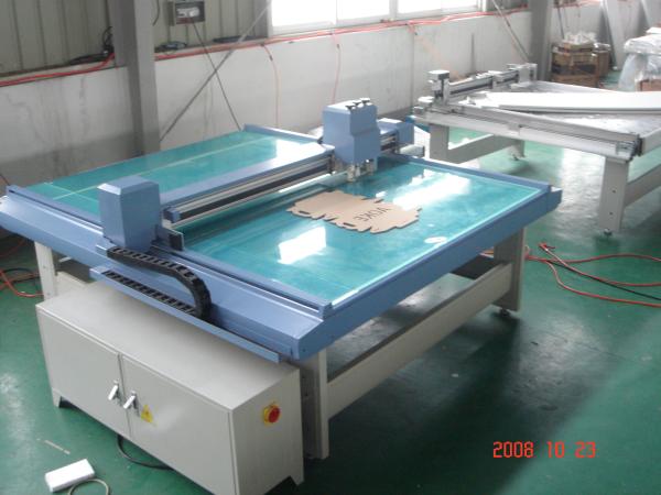 Cheap Chipboard Paper Box Cutter / Flatbed Cutting Machine With Four Tool Head Design for sale