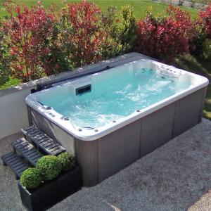 Best 4 Meters Acrylic White Endless Swimming Spa Pool Combo Hot Tub With 6 Seats wholesale