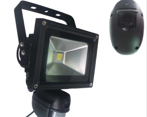 Cheap CMOS Floodlight Wifi Security Camera 2.0 Mega Pixels 8 Users Simultaneously Monitor for sale