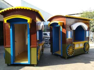 China Beautiful Preserving Timber Mobile Vending Kiosk With Four Wheels on sale