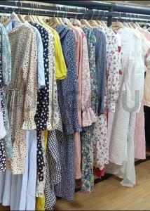 China Yard Sales Used Fashion Clothing Neckline Summer Clothing on sale