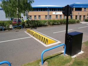 China Full automatic anti-riot heavy duty security hydraulic road spikes blockers with remote controllers on sale