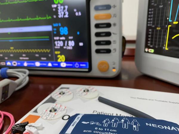 Cheap Multi Language Neonate Patient Monitor With Touch Screen 6 Standard Parameters for sale