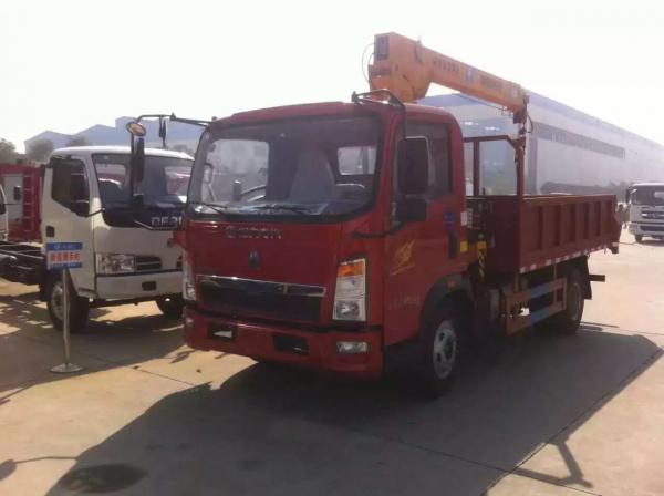 Cheap bottom price SINO TRUK HOWO RHD 2.5tons truck with crane for sale, factory sale HOWO 4*2 RHD 2.5tons trck crane for sale