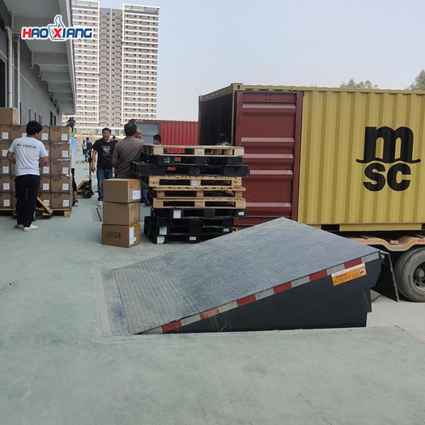Cheap Hydraulic Dock Leveler 8000kgs-20000kgs Loading And Unloading Platform for sale