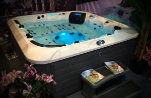China 5 People Customized Outdoor Whirlpool Bathtub Freestanding Hot Tub With 33 Jets on sale